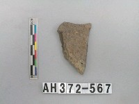 藏品(灰褐色夾砂陶片)的圖片